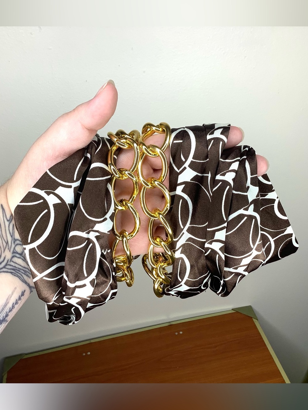 < Y2K Gold-Tone Chain Belt With Satin Brown/White Patterned Scarf Ends >